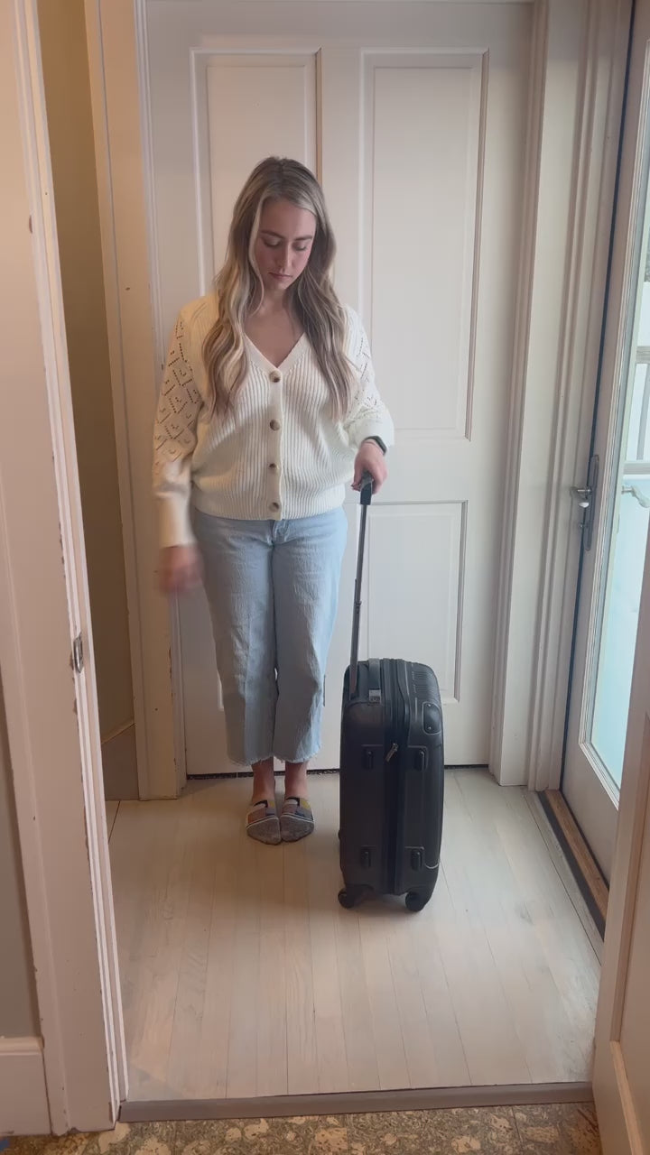  Video featuring a traveler with luggage, suggesting content about how GPS tracking devices can provide peace of mind by helping to avoid lost or stolen bags during journeys.